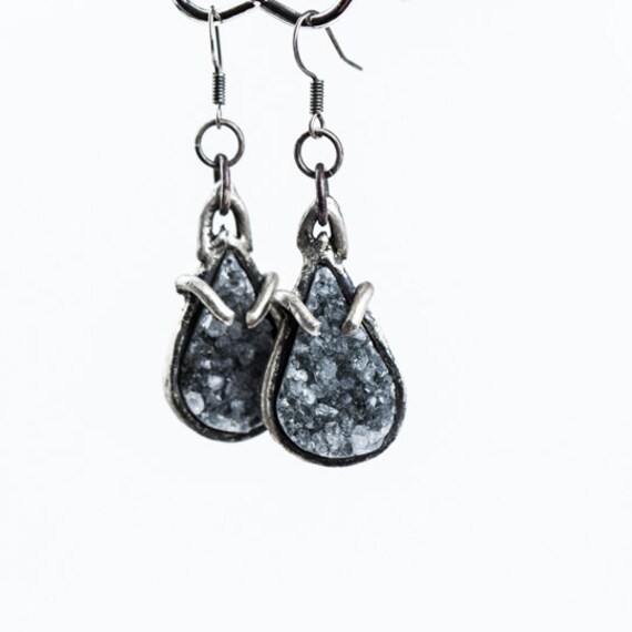 Mittlerer Schwarz Amethyst Druzy Leistung Stück Tropfenohrringe Mittlerer Schwarz Amethyst Druzy Leistung Stück Tropfenohrringe von NVisionbyNicoleFoos