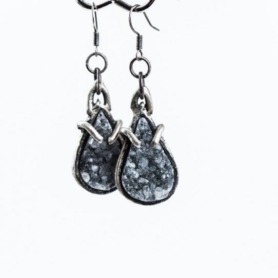 Mittlerer Schwarz Amethyst Druzy Leistung Stück Tropfenohrringe Mittlerer Schwarz Amethyst Druzy Leistung Stück Tropfenohrringe von NVisionbyNicoleFoos