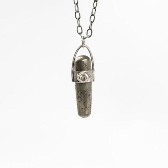 Pyrit Power Piece Pendant Mit Hamsa-Emblem Pyrit Power Piece Pendant Mit Hamsa-Emblem von NVisionbyNicoleFoos