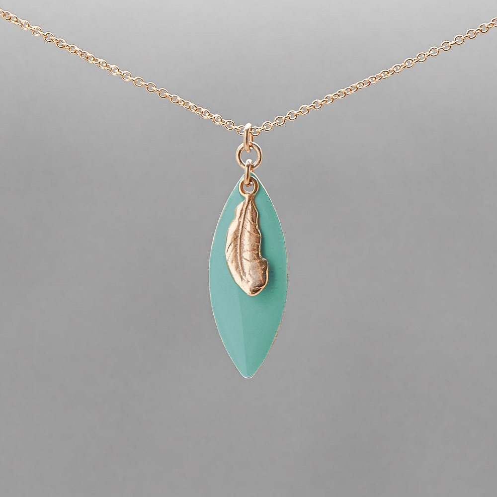 Gold Gefüllt Anhänger Mit Mint Grün Emailliert Tropfen Einer Zarten Gold Feder Überlagert Gold Gefüllt Anhänger Mit Mint Grün Emailliert Tropfen Einer Zarten Gold Feder Überlagert von NW6Jewellery