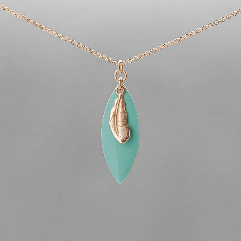 Gold Gefüllt Anhänger Mit Mint Grün Emailliert Tropfen Einer Zarten Gold Feder Überlagert Gold Gefüllt Anhänger Mit Mint Grün Emailliert Tropfen Einer Zarten Gold Feder Überlagert von NW6Jewellery