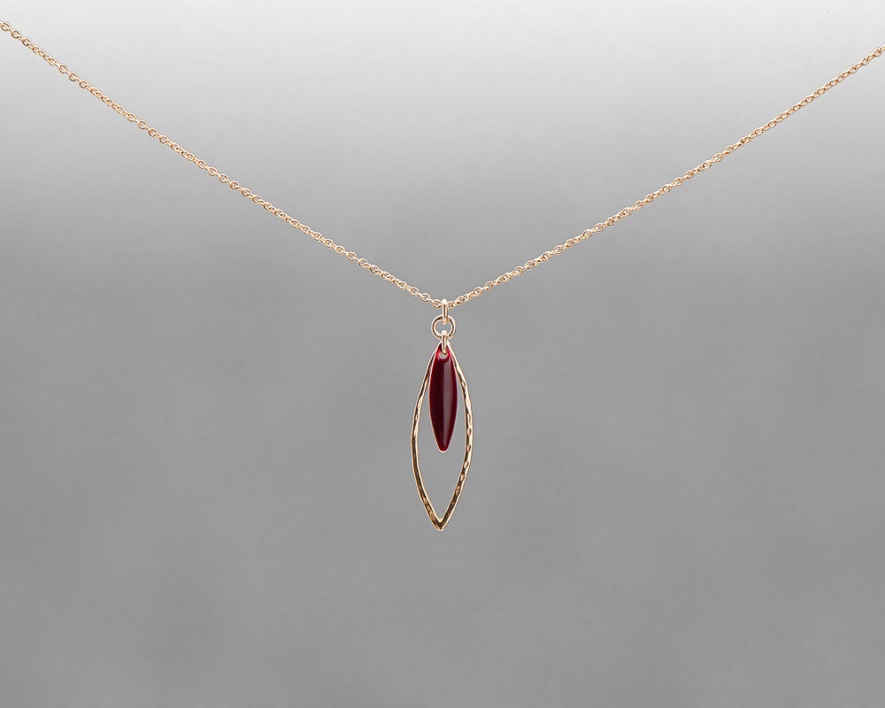 Gold Gefüllt Gehämmert Ellipse Anhänger Mit Zarten Emaillierten Tropfen Gold Gefüllt Gehämmert Ellipse Anhänger Mit Zarten Emaillierten Tropfen von NW6Jewellery