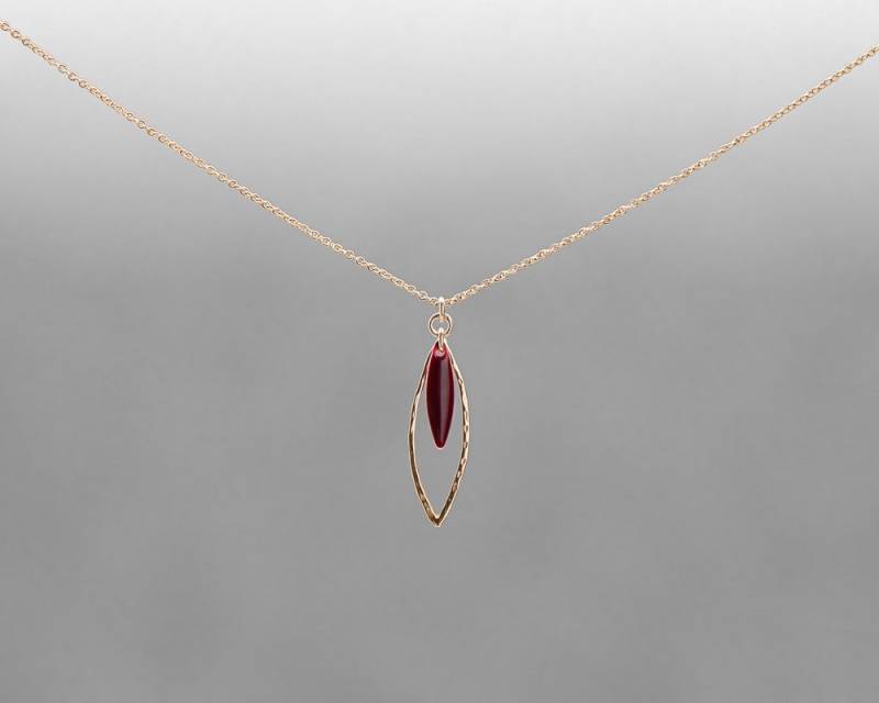 Gold Gefüllt Gehämmert Ellipse Anhänger Mit Zarten Emaillierten Tropfen Gold Gefüllt Gehämmert Ellipse Anhänger Mit Zarten Emaillierten Tropfen von NW6Jewellery