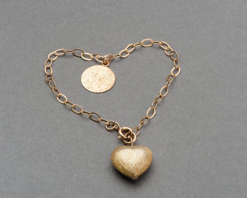 Gold Gefüllt Herz Armband Mit Einem Gehämmerten Scheibe Charme Gold Gefüllt Herz Armband Mit Einem Gehämmerten Scheibe Charme von NW6Jewellery