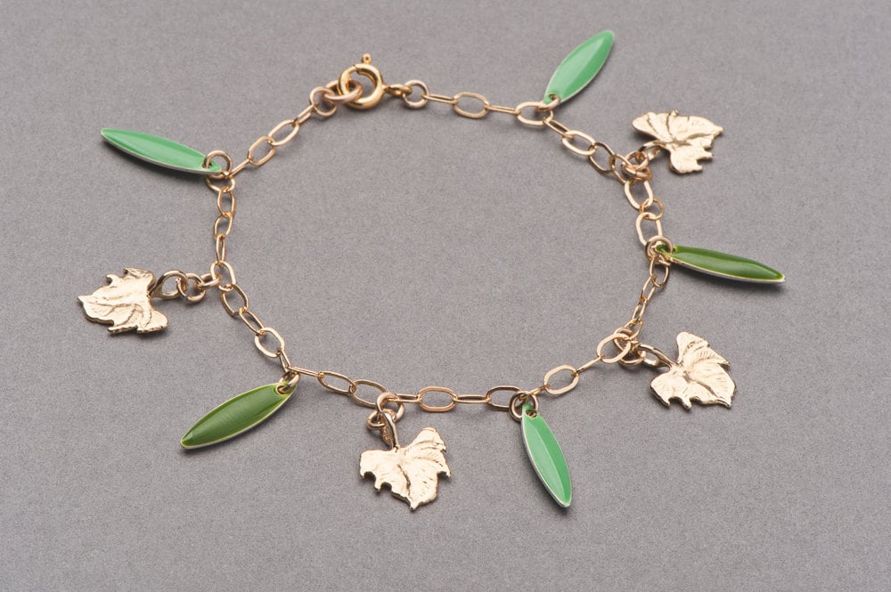 Zartes Gold Gefülltes Armband Mit Blatt Und Grünem Emaille Charms Zartes Gold Gefülltes Armband Mit Blatt Und Grünem Emaille Charms von NW6Jewellery