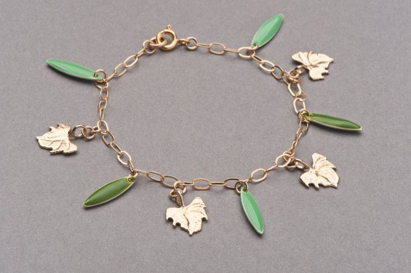 Zartes Gold Gefülltes Armband Mit Blatt Und Grünem Emaille Charms Zartes Gold Gefülltes Armband Mit Blatt Und Grünem Emaille Charms von NW6Jewellery