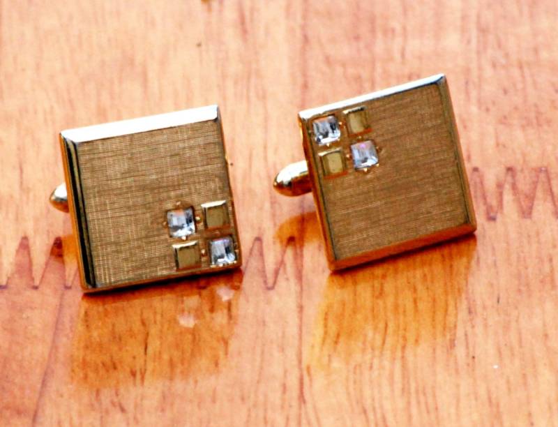Ein Paar Vergoldete Manschettenknöpfe Mit Jeweils Zwei Steinen 04317 von NWAttic