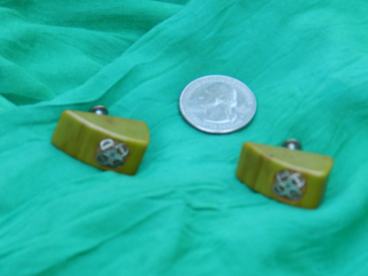 Grüner Bakelit Ohrring Mit Messing-Schraubverschluss 04897 von NWAttic