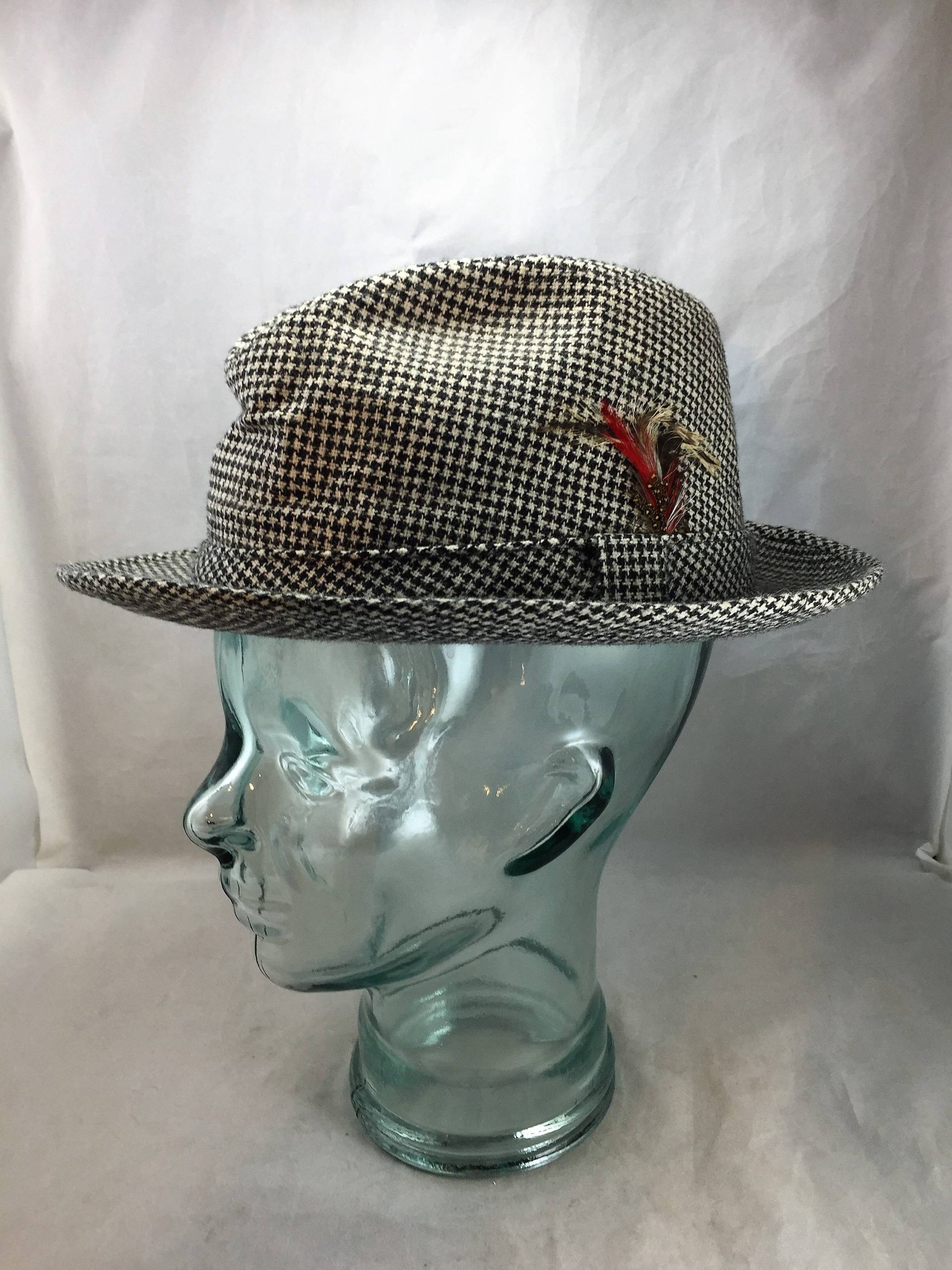 Vintage Adam Of New York Schwarz-Weiß Karierte Fedora Größe Medium Mit Feder 04200 von NWAttic