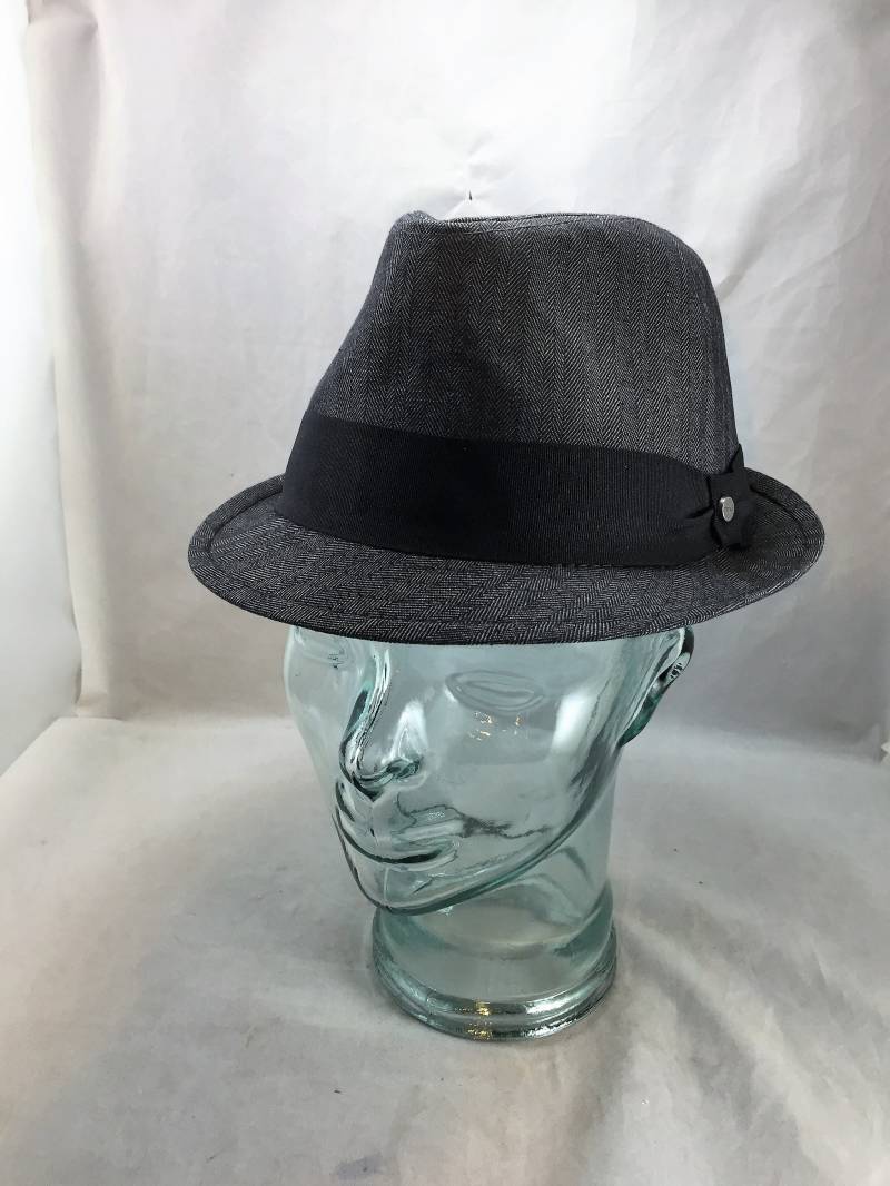 Vintage All-American Fedora Von Stetson in Einem Sehr Engen Schwarz-Weißen Fischgrätenmuster, Größe M, Mit Hutband Und Knopf 04201 von NWAttic