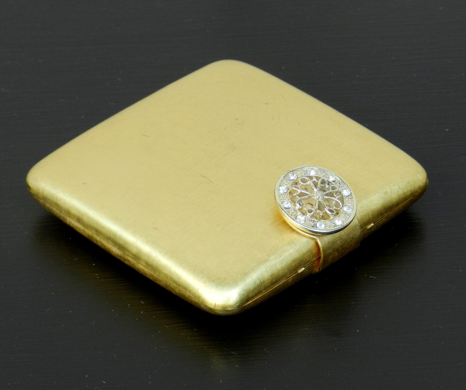 Vintage Avon "Imperial Jewel' Kompaktes Strukturiertes Goldfarbenes Metall Mit Strass Besetztem Verschluss 04325 Vintage Avon "Imperial Jewel' Kompaktes Strukturiertes Goldfarbenes Metall Mit Strass Besetztem Verschluss 04325 von NWAttic