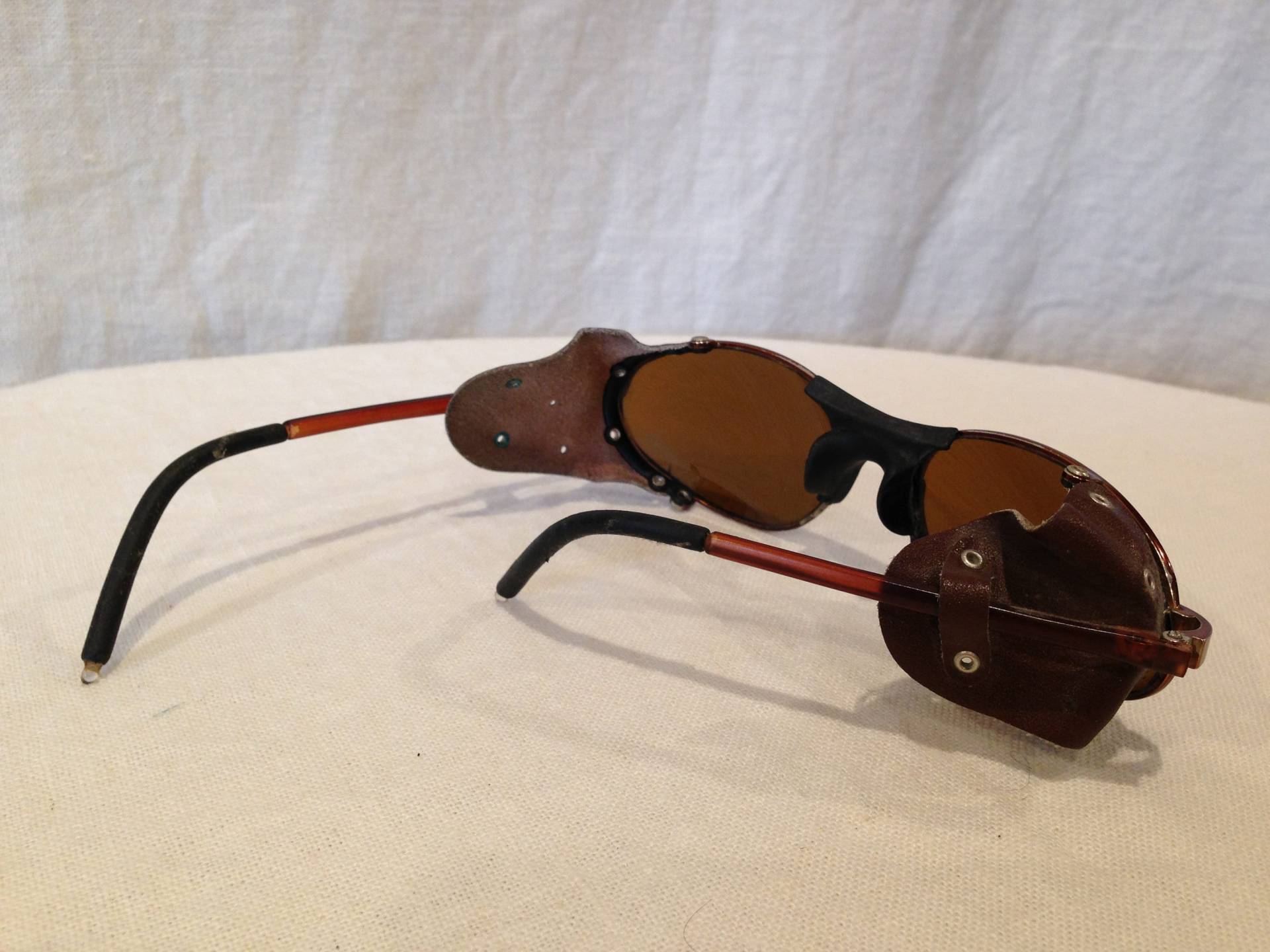 Vintage Bernsteinfarbene Brille Mit Leder Seitenschutz Unbekannter Hersteller 04375 von NWAttic