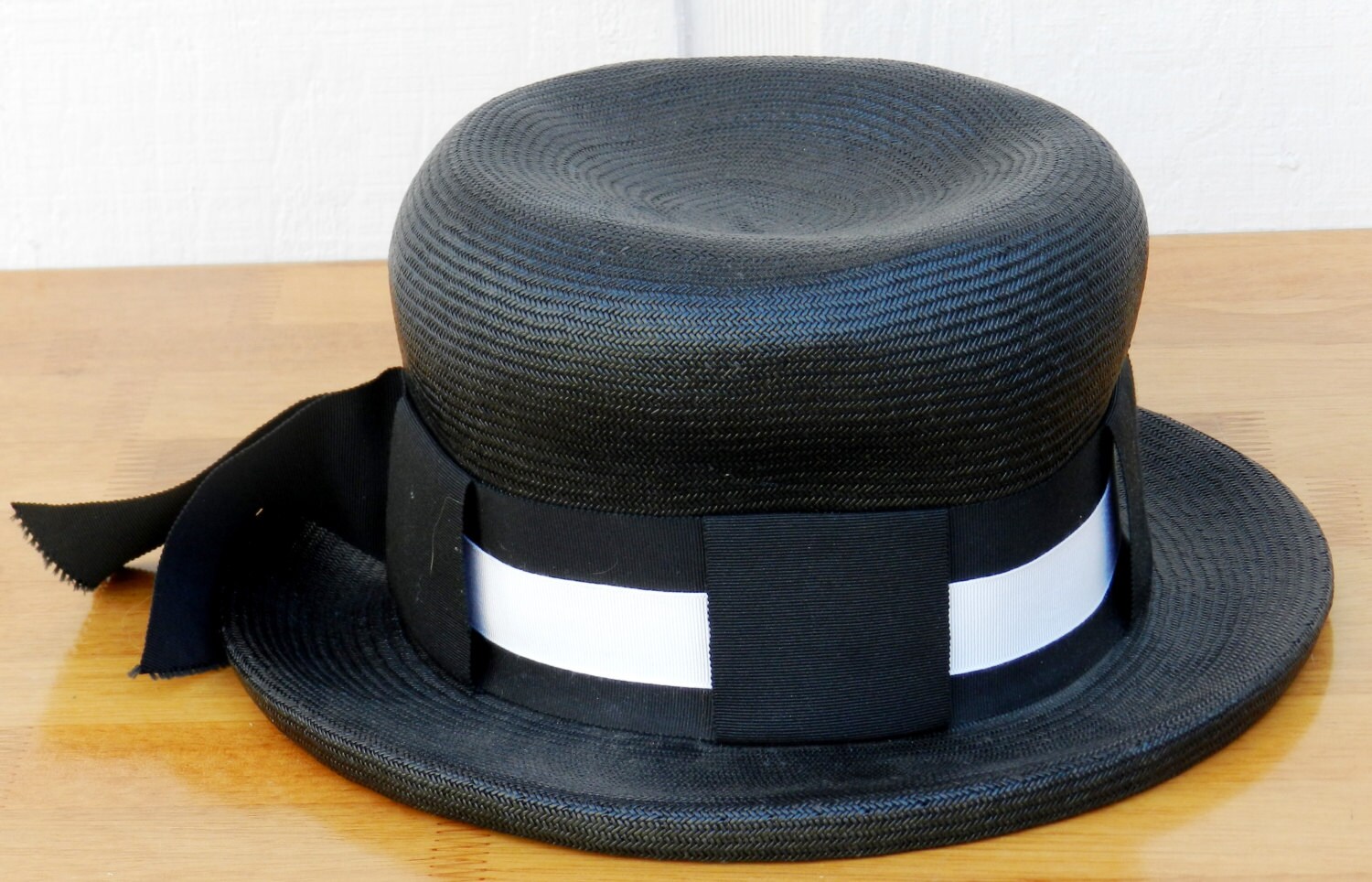 Vintage Lucila Mendez Schwarz Strohhut Mit Und Weiß Band Detail Größe 21 Zoll Umfang 04328 von NWAttic