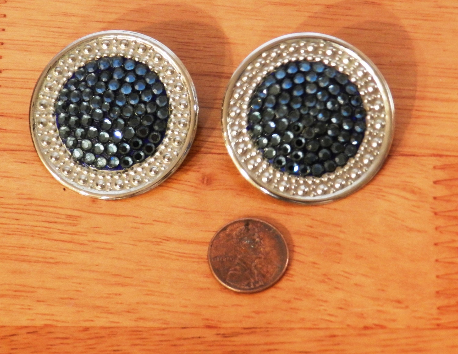 Vintage Richard Kerr Blue Crystal Button Ohrringe Auf Silberfarbenem Metall 03547 von NWAttic