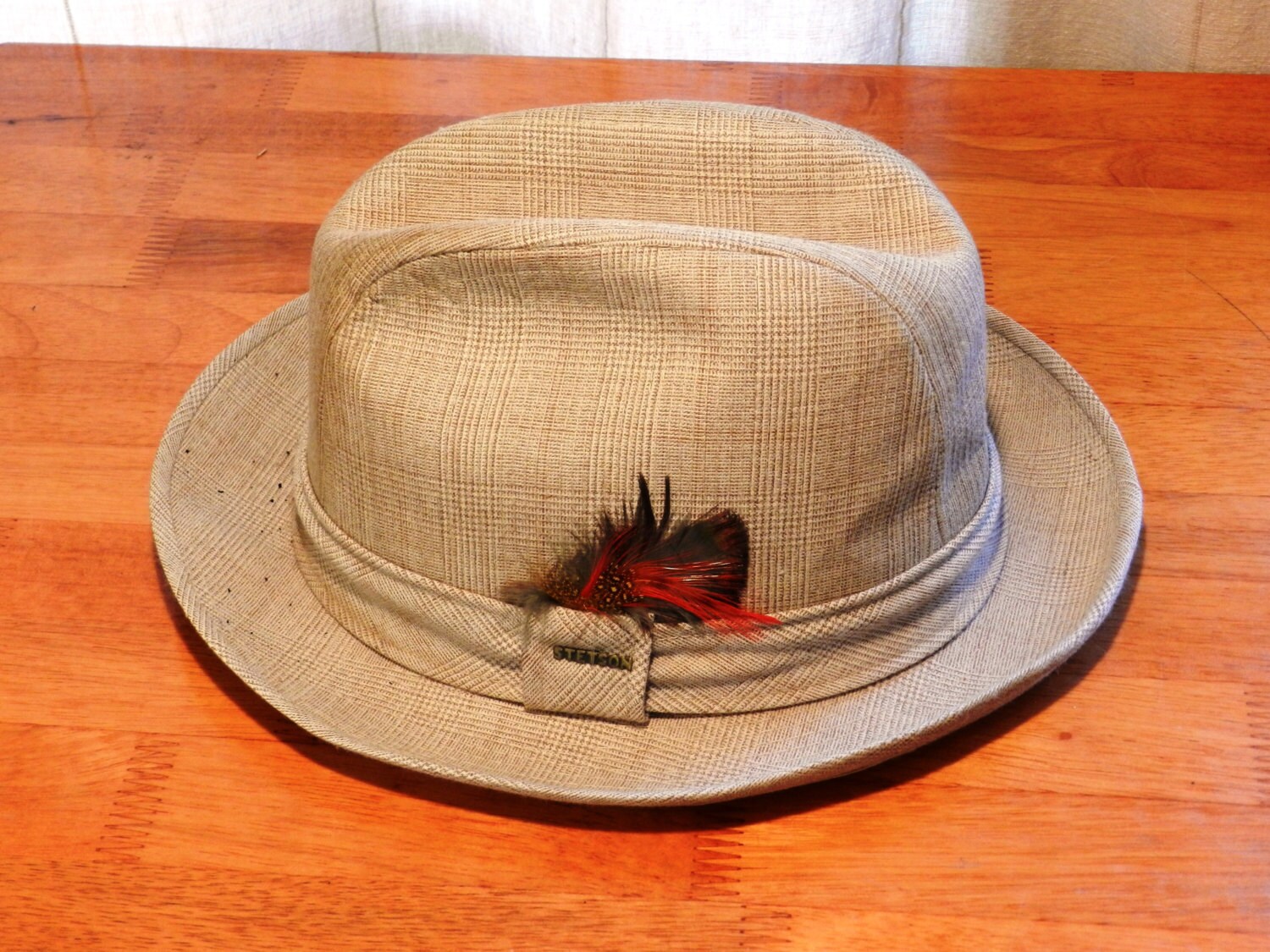 Vintage Stetson Fedora Im Stil Eines Tattersill Mit Hellbrauner Musterung Und Feder-Größe 7 1/8 03551 von NWAttic
