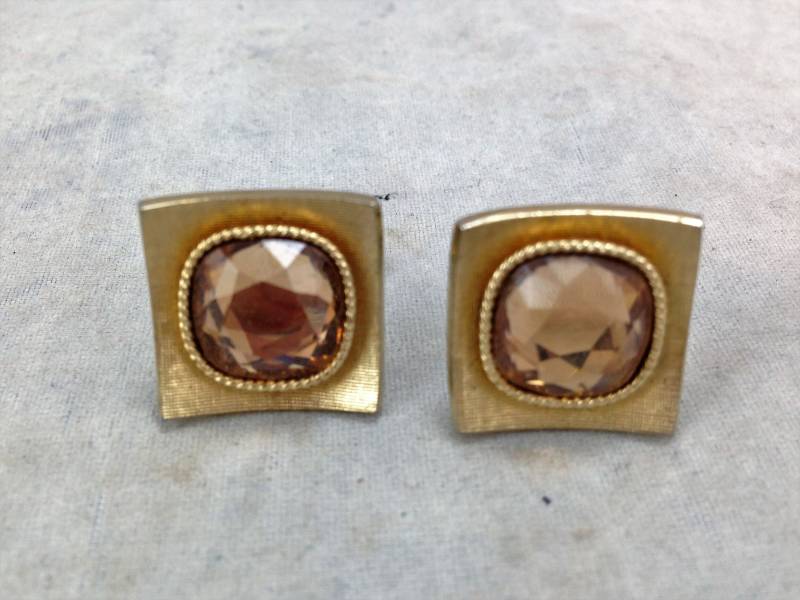Vintage Swank Manschettenknöpfe Mit Je Einem Großen Facettenreichen Gelben Stein Einer Gebogenen Gold-Ton-Basis 04349 von NWAttic