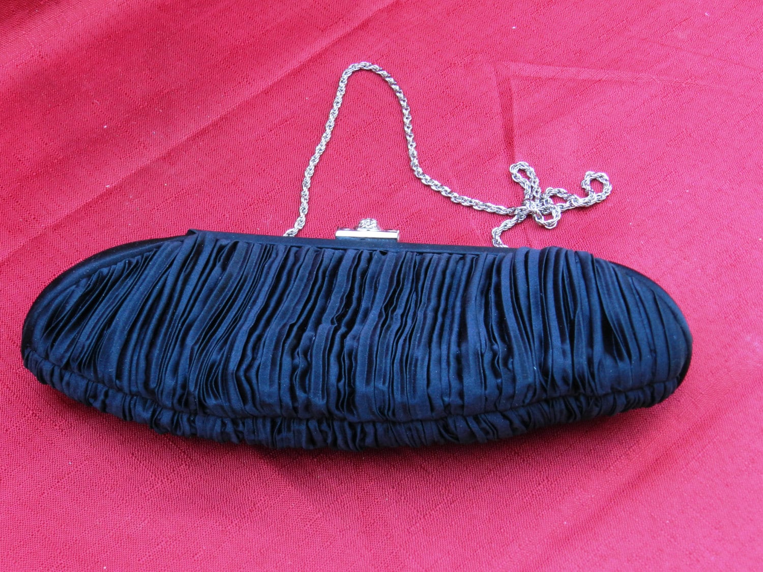 White House Black Market Schwarze Satin Abend Handtasche 04711 von NWAttic