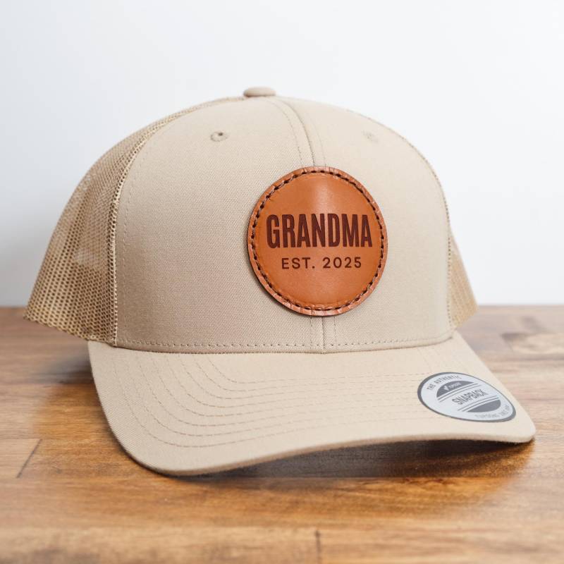 Grandma Est 2025 Leather Patch Trucker Hat | Personalisierte Oma Hut, Grammy Nana Hut Für Neue Geschenk Oder Baby Ankündigung von NWCustomMade