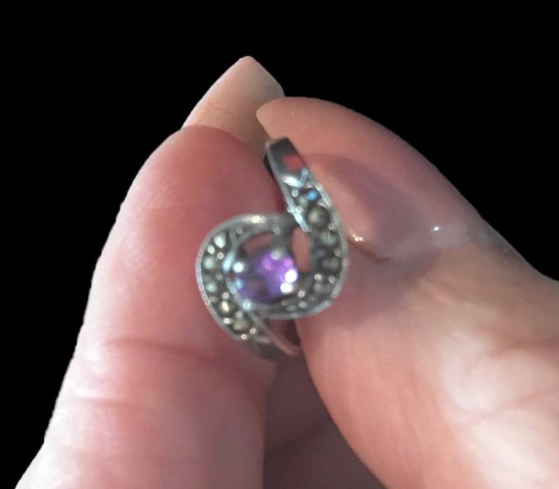 Vintage Silber-Markasit-Ring Echter Amethyst-Mittelstein, Größe 5 von NYFashionAccessories