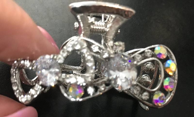 Neu Mit Irisierendem Kristall & Strass Doppelschleife 2'' Haarklemme Neu Mit Irisierendem Kristall & Strass Doppelschleife 2'' Haarklemme von NYFashionAccessories