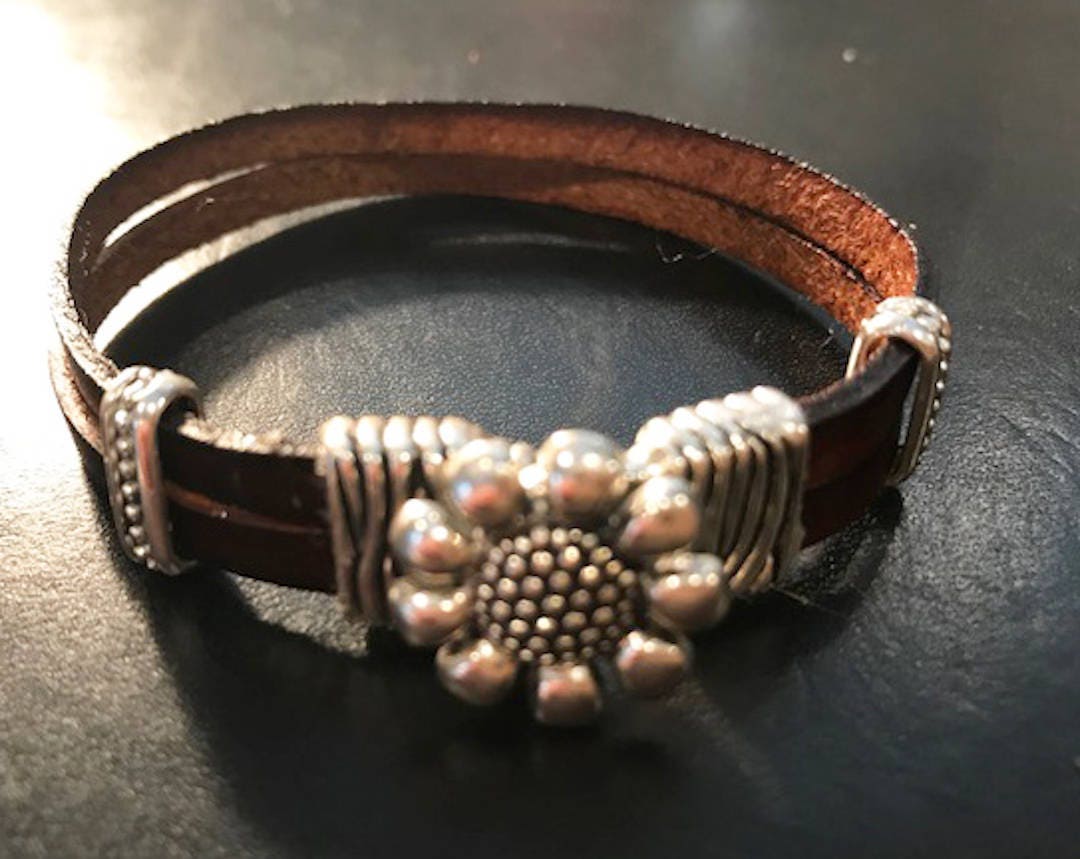 Neue Damen Silber Florale Vorderhaken Verschluss Armband Mit Doppeltem Braunen Lederband von NYFashionAccessories