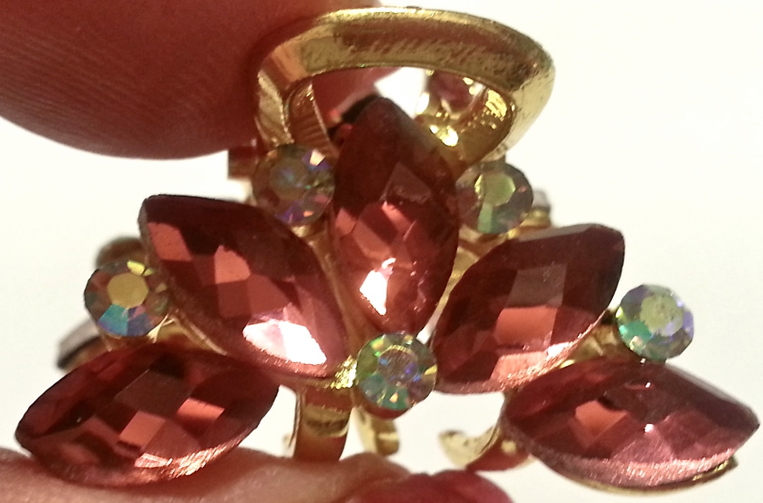Neue Kleine Gold Mit Rubin Cz Kristall & Schillernde Strass Floral 3/4 "' Haarkralle Clip von NYFashionAccessories