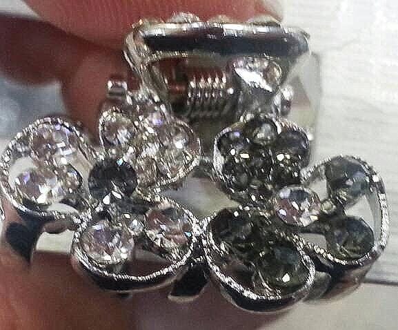 Neue Kleine Silber Floral Mit Klaren Und Schwarzen Kristall 3/4 "' Haarkralle Clip von NYFashionAccessories