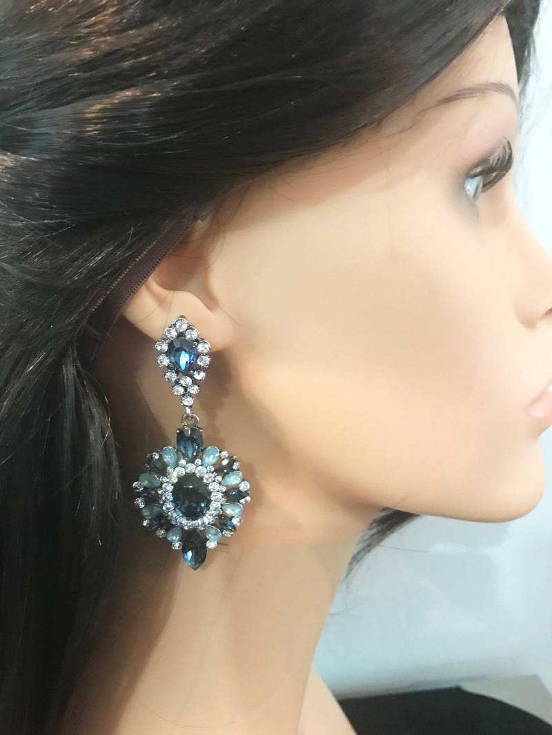 Neue Saphir Kristall & Strass Kronleuchter 2 3/4 "' Ohrhänger Neue Saphir Kristall & Strass Kronleuchter 2 3/4 "' Ohrhänger von NYFashionAccessories