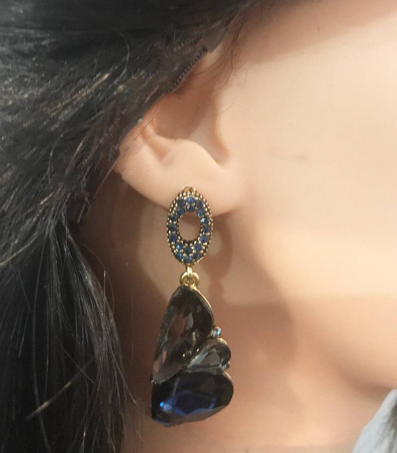 Neue Sapphire & Rauchgrau Kristall Kronleuchter 2 "' Ohrhänger Neue Sapphire & Rauchgrau Kristall Kronleuchter 2 "' Ohrhänger von NYFashionAccessories