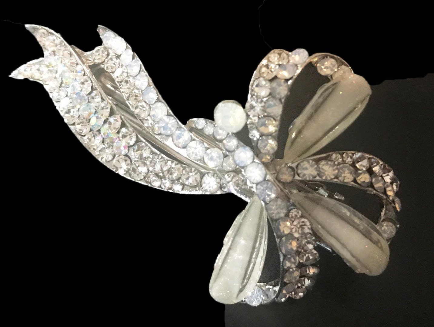 Neue Silber Floating Bow Mit Klarem Kristall Und Opal 2 1/2 "' Breite Haarspange von NYFashionAccessories