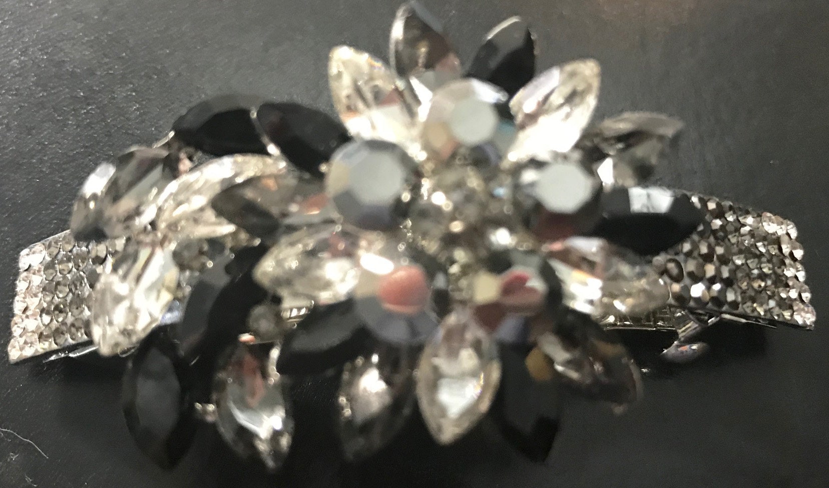 Neue Silber Floral Cluster Mit Klaren Strasssteinen Und Rauch Schwarzem Kristall 3 1/2 "' Haarspange von NYFashionAccessories