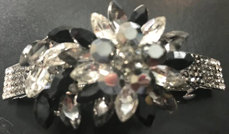 Neue Silber Floral Cluster Mit Klaren Strasssteinen Und Rauch Schwarzem Kristall 3 1/2 "' Haarspange Neue Silber Floral Cluster Mit Klaren Strasssteinen Und Rauch Schwarzem Kristall 3 1/2 "' Haarspange von NYFashionAccessories