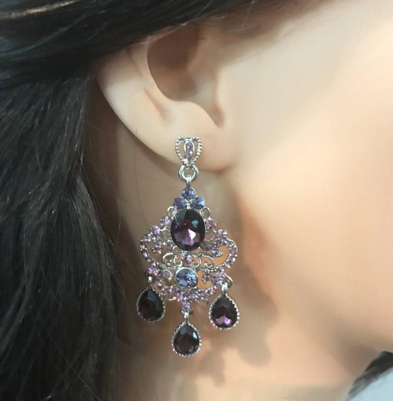 Neue Silber Licht Und Dunklen Amethyst Kristall & Strass Kronleuchter 2 "' Pierce Ohrring Neue Silber Licht Und Dunklen Amethyst Kristall & Strass Kronleuchter 2 "' Pierce Ohrring von NYFashionAccessories