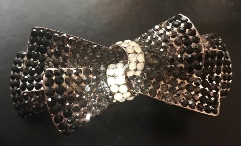 Neue Silberschleife Mit Schwarz & Klarem Kristall 3 1/2 "' Haarspange Neue Silberschleife Mit Schwarz & Klarem Kristall 3 1/2 "' Haarspange von NYFashionAccessories