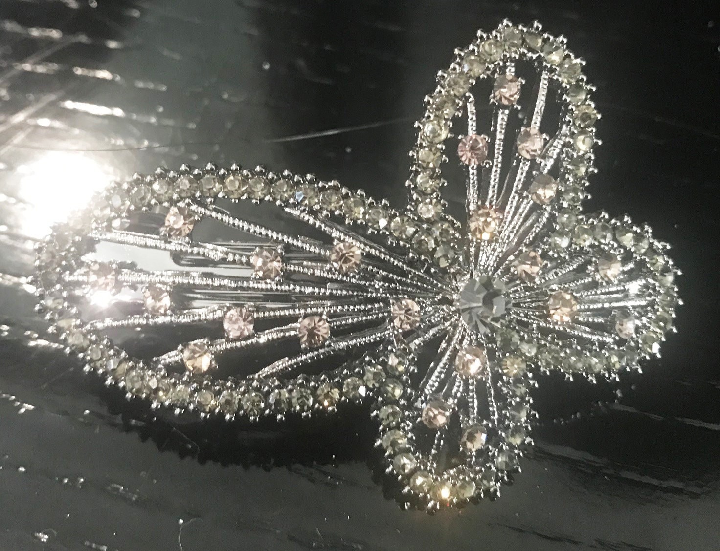 Neuer Dunkler Silberner Schmetterling Mit Rauchgrau-Kristall 3 "' Haarspange Lever Back von NYFashionAccessories