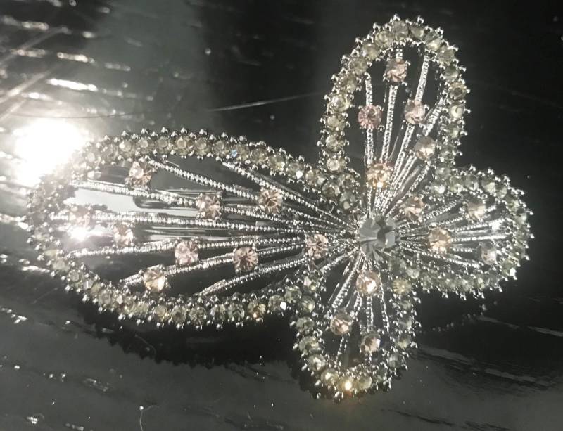 Neuer Dunkler Silberner Schmetterling Mit Rauchgrau-Kristall 3 "' Haarspange Lever Back Neuer Dunkler Silberner Schmetterling Mit Rauchgrau-Kristall 3 "' Haarspange Lever Back von NYFashionAccessories