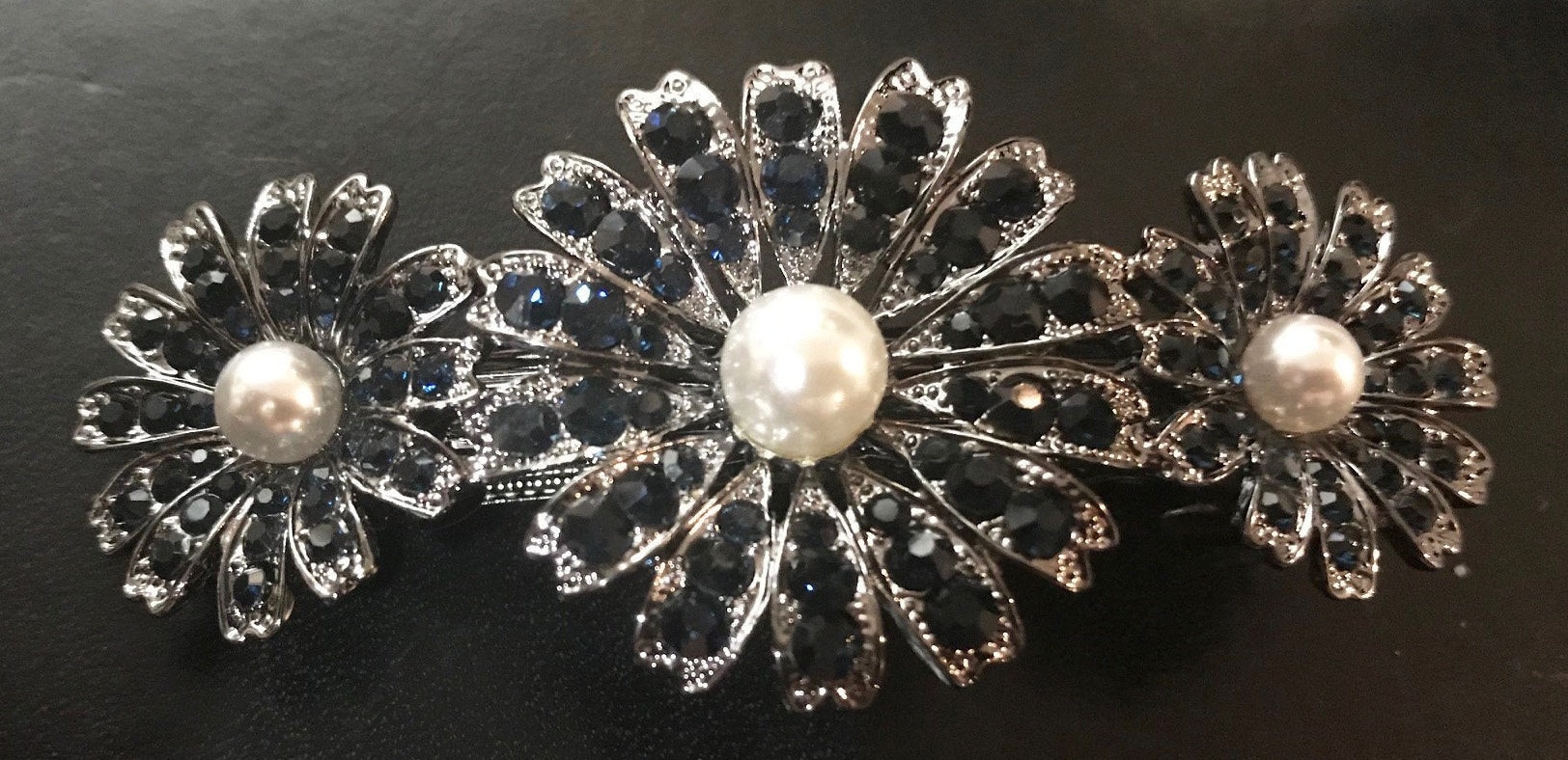 Neuer Saphir Triple Crystal Floral Mit Perle 3 1/2'' Haarspange Lever Back von NYFashionAccessories