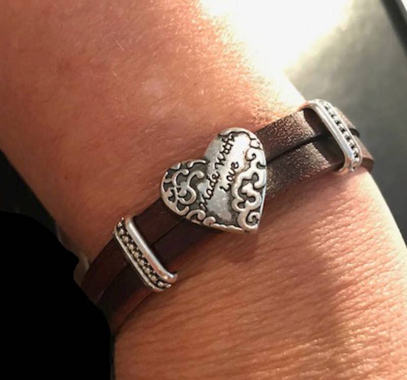 Armband Mit Gravur Herz Silber Anhänger "Made With Love', Aus Braunem Leder Armband Mit Gravur Herz Silber Anhänger "Made With Love', Aus Braunem Leder von NYFashionAccessories