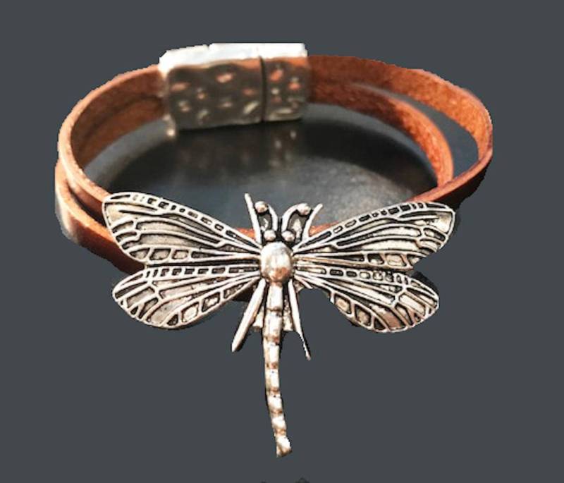 Neues Damen Silber Schmetterling Armband Mit Doppelbraunen Lederband Und Magnetverschluss Neues Damen Silber Schmetterling Armband Mit Doppelbraunen Lederband Und Magnetverschluss von NYFashionAccessories