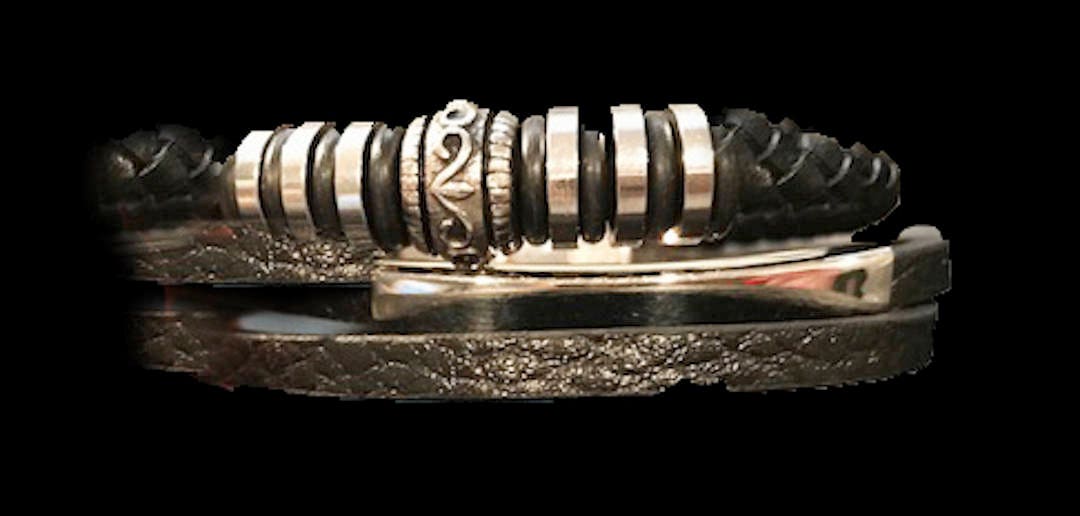 Neues Herren Armband Schwarz 3-Fach Leder 9'' Mit Silbernen Bandbesatz - Magnetverschluss Neues Herren Armband Schwarz 3-Fach Leder 9'' Mit Silbernen Bandbesatz - Magnetverschluss von NYFashionAccessories