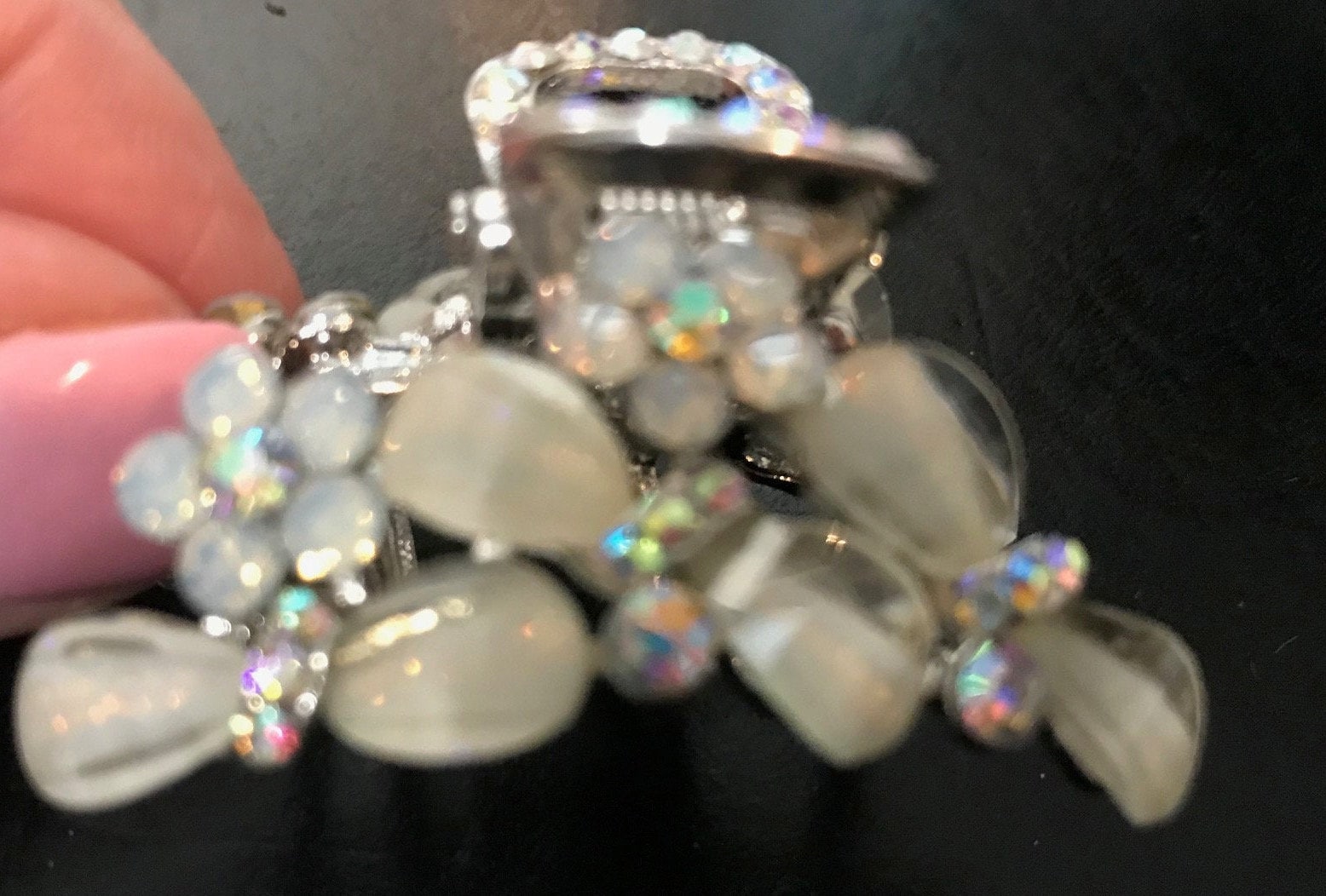 Neues Silber Mit Irisierendem Kristall 1 1/2'' Haarklemme von NYFashionAccessories