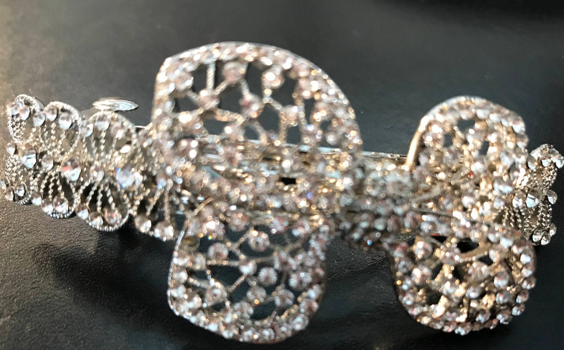 Neues Silber Mit Klarem Kristall & Strassschleife Haarspange 3 1/2 "' - Leverback von NYFashionAccessories