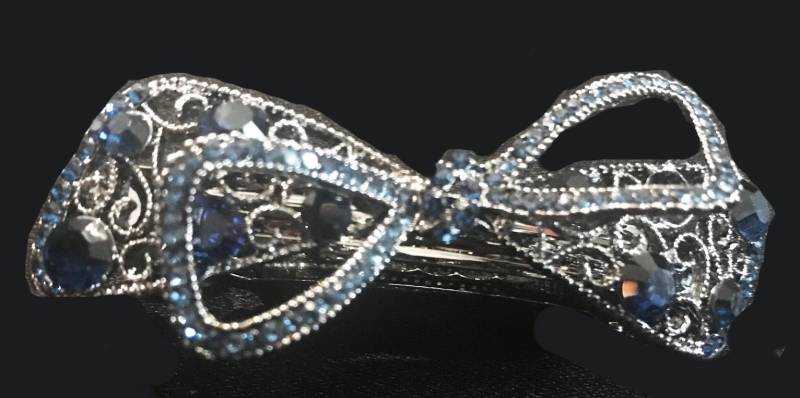 Neues Silber Mit Saphir Blauer Kristall 2 3/4'' Haarspange - Leverback Neues Silber Mit Saphir Blauer Kristall 2 3/4'' Haarspange - Leverback von NYFashionAccessories