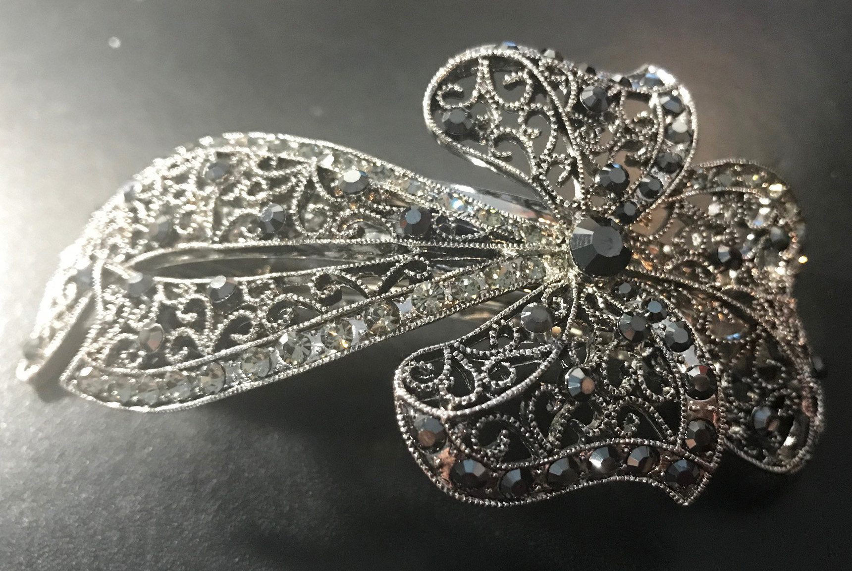 Neues Silber Mit Schwarzem Und Klarem Kristall 11, 5 cm Bogen-Haarspange - Leverback von NYFashionAccessories