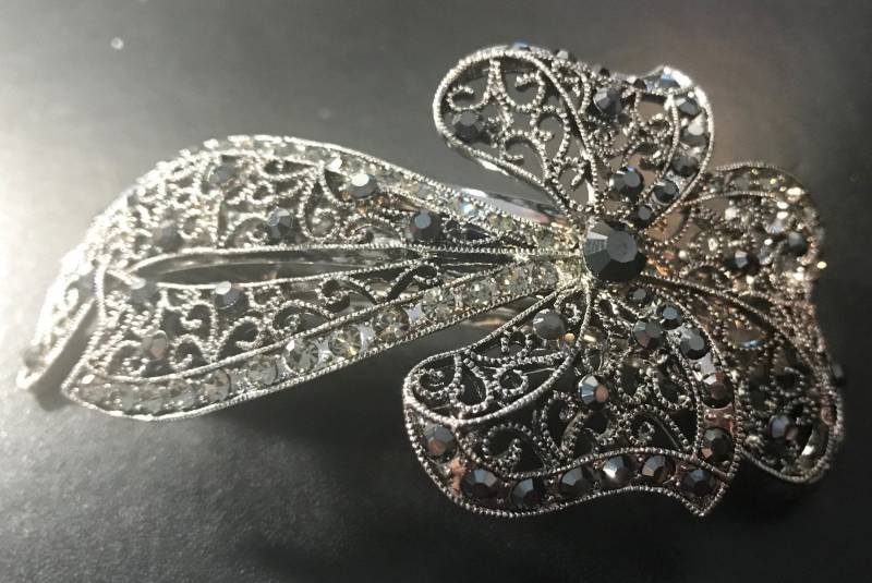 Neues Silber Mit Schwarzem Und Klarem Kristall 11, 5 cm Bogen-Haarspange - Leverback Neues Silber Mit Schwarzem Und Klarem Kristall 11, 5 cm Bogen-Haarspange - Leverback von NYFashionAccessories