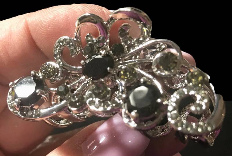 Neues Silber Mit Schwarzer Kristall Cz & Strass 1 1/2'' Haarkralle Neues Silber Mit Schwarzer Kristall Cz & Strass 1 1/2'' Haarkralle von NYFashionAccessories