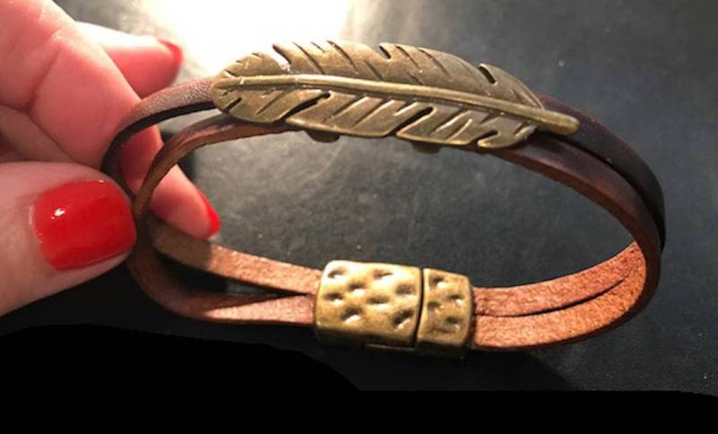 Neues Unisex Antik Blattgold Armband Mit Doppelbraunen Lederband Und Magnetverschluss Neues Unisex Antik Blattgold Armband Mit Doppelbraunen Lederband Und Magnetverschluss von NYFashionAccessories