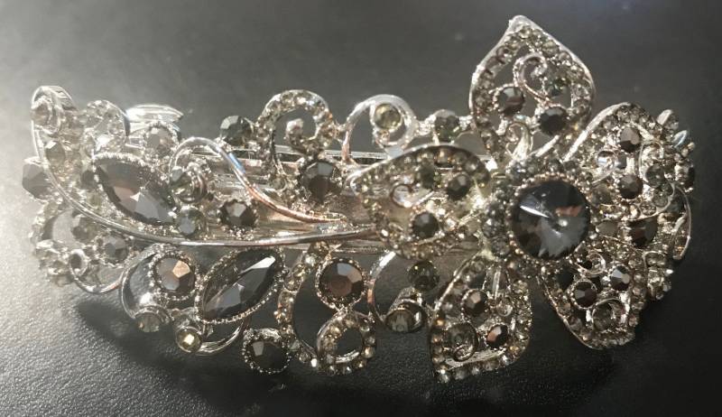 New Art Deco Silber Mit Rauchgrauen Kristall Floral 3'' Haarspange - Hebel Rücken New Art Deco Silber Mit Rauchgrauen Kristall Floral 3'' Haarspange - Hebel Rücken von NYFashionAccessories