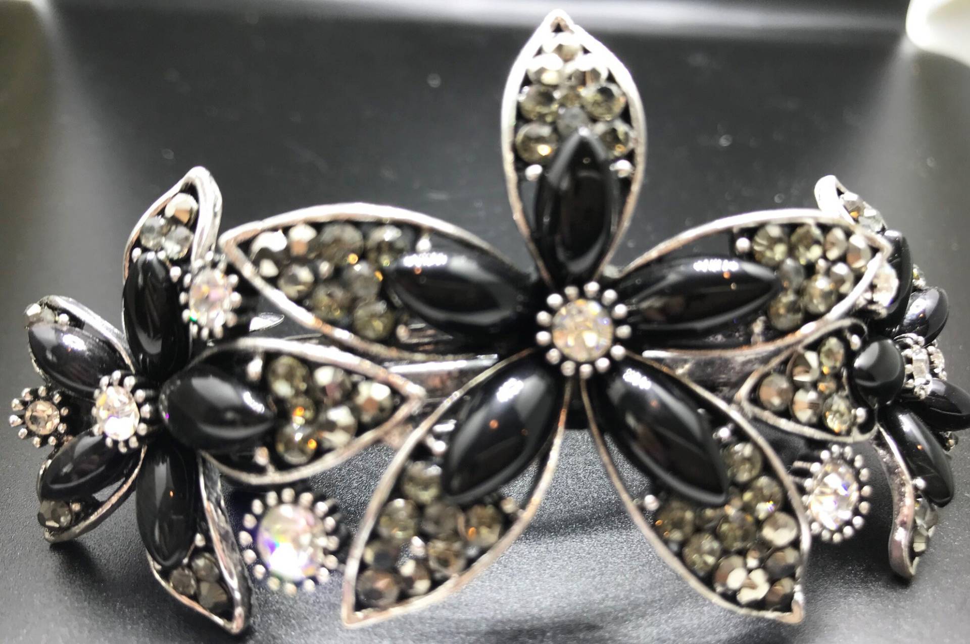 New Triple Floral Antik Silber Mit Schwarzem Lack & Cz Crystal Strass 4 "' Haarspange von NYFashionAccessories