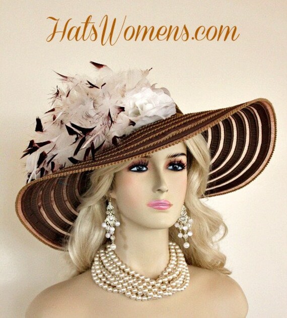 Damen Braun Weiß Breite Krempe Kirche Hochzeit Designer Mode Hut Federn Rosen , Belmont Stakes Hats von NYFashionHats